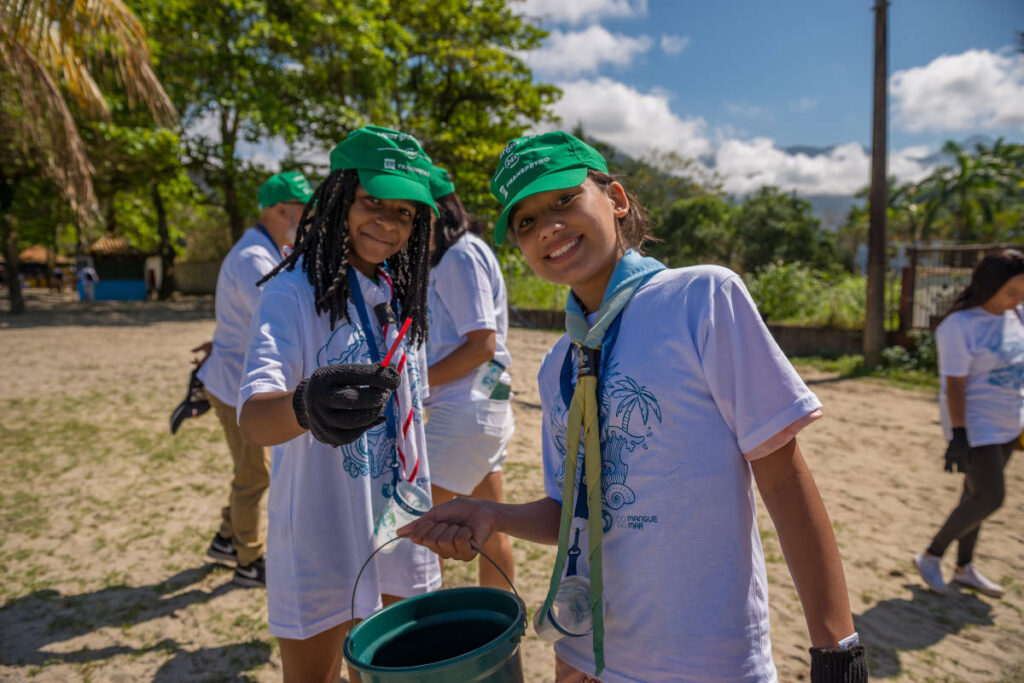 Grupo de jovens coleta lixo durante Projeto do Mangue ao Mar