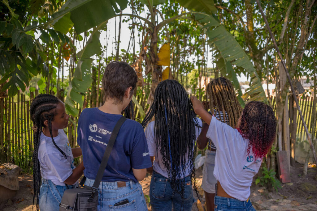Grupo de jovens observa área de mangue durante Projeto do Mangue ao Mar