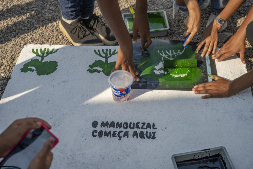 Pintura de bueiro em evento de lançamento de livros