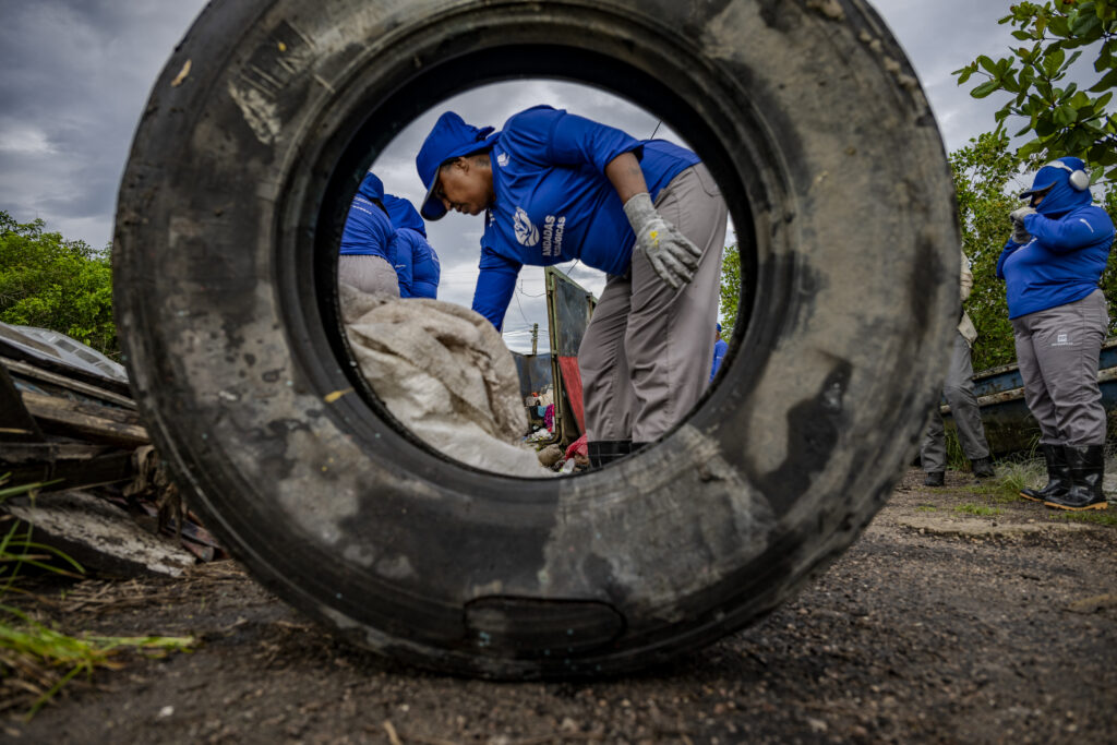 Projeto Andadas Ecológicas Magé promove limpeza de manguezais, educação ambiental e geração de renda para comunidades tradicionais no Rio Suruí, na Baía de Guanabara.