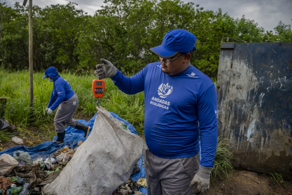 Projeto Andadas Ecológicas Magé promove limpeza de manguezais, educação ambiental e geração de renda para comunidades tradicionais no Rio Suruí, na Baía de Guanabara.
