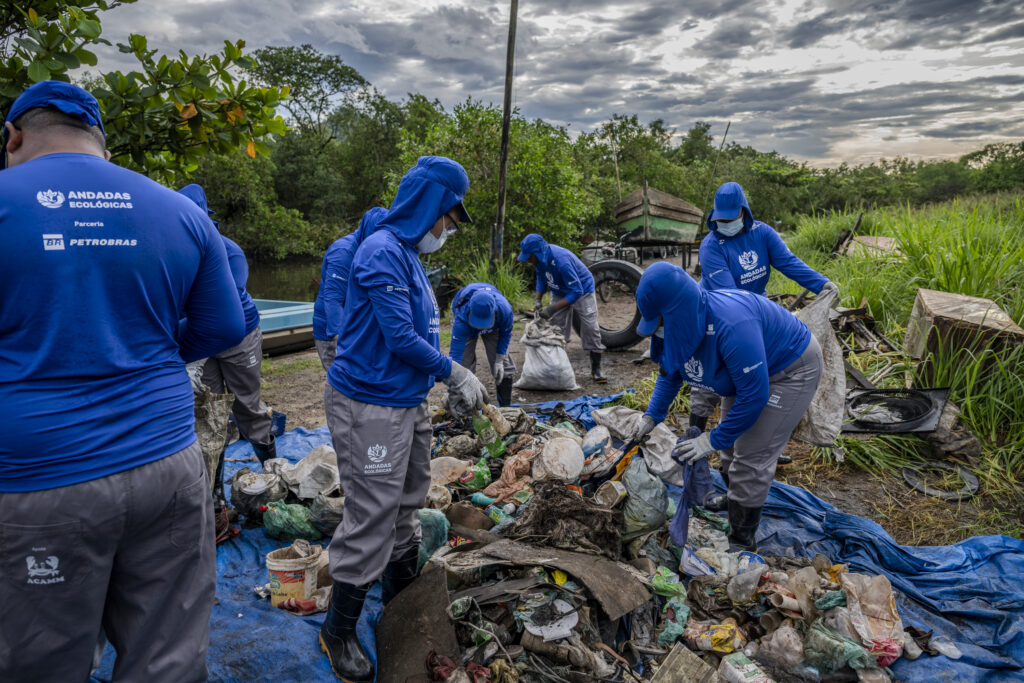 Projeto Andadas Ecológicas Magé promove limpeza de manguezais, educação ambiental e geração de renda para comunidades tradicionais no Rio Suruí, na Baía de Guanabara.