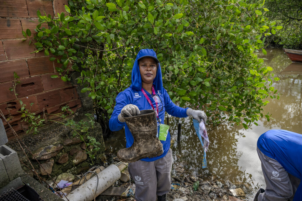 Projeto Andadas Ecológicas Magé promove limpeza de manguezais, educação ambiental e geração de renda para comunidades tradicionais no Rio Suruí, na Baía de Guanabara.