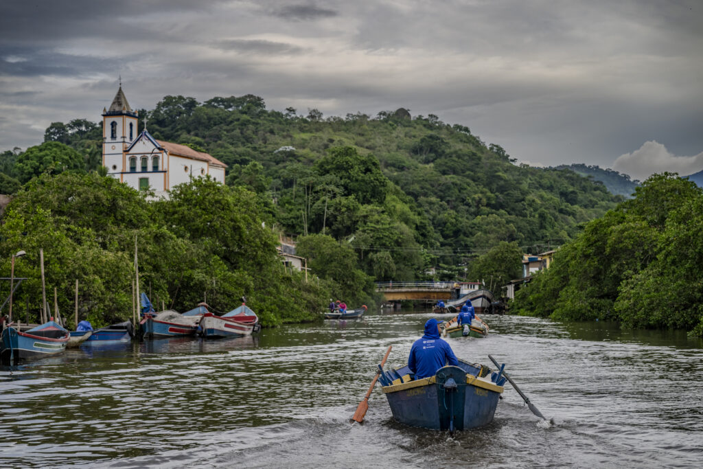 Projeto Andadas Ecológicas Magé promove limpeza de manguezais, educação ambiental e geração de renda para comunidades tradicionais no Rio Suruí, na Baía de Guanabara.